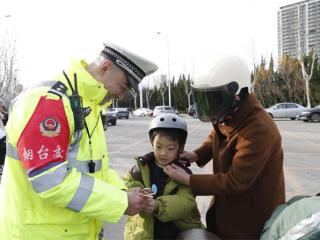 交警快闪进校园 惊喜奖励“戴盔小卫士” 烟台交警第五大队开展“戴头盔有奖励”交通安全快闪行动