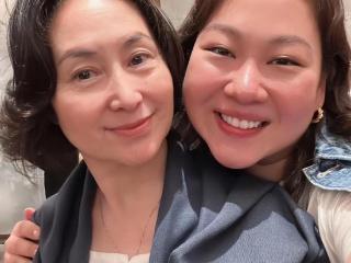 何超琼和三个干女儿聚会，曾昭仪给足62岁何超琼幸福感