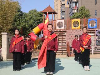 红领巾“返场”幼儿园！萌娃提前解锁小学生活密码