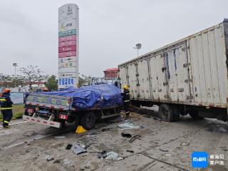 小货车进入服务区时撞上大货车 昌江消防救援被困人员