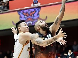 山东106-98击败江苏，赛后迎来2喜2忧，摩尔+郭凯打成支柱了！