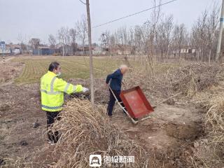 公路边取土违规 庆云公路分中心巡查人员及时制止