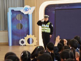 交警进校园 安全“童”行护成长 济南市历下区第三实验幼儿园伴山居园开展交通安全教育活动