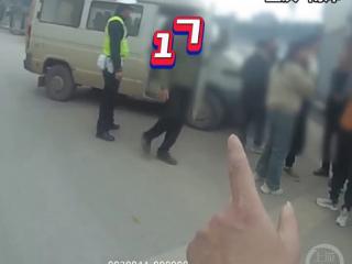 7座小客车载了19人！民警：记12分扣留驾驶证