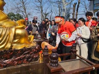 求助玄学？网传多名国足球迷在灵隐寺烧香祈求国足晋级