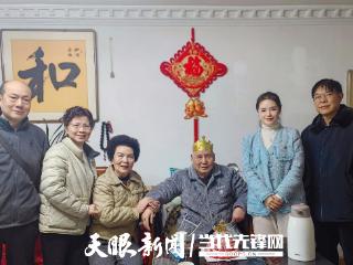 遵义市中级人民法院退休支部为高龄老同志送祝福