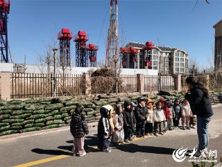 “沙袋迷宫大冒险”——东营区文汇街道第二幼儿园托班萌娃解锁智慧与勇气的奇幻之旅