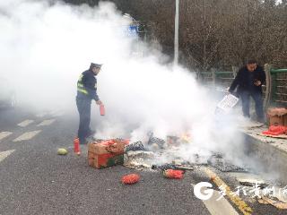 贵阳甲秀南路货车起火 警民携手成功扑救