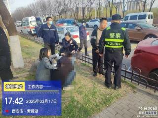 男子软管接排气口封车窗欲轻生 被城管和热心市民及时发现劝阻