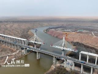 宁夏中卫：黑山峡黄河大桥建设有序进行