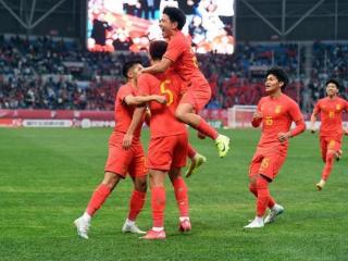 1-0绝杀！恭喜U22国足！“暴打”韩国队，罕见压着踢，球迷欢呼