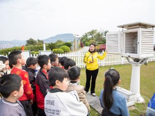 学生走进气象科普馆 点燃科技梦想