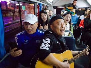 超燃超high！“时光巴士”首场音乐快闪上演，日照变身“音乐厅”！
