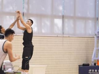 广东晒备战G3训练！徐杰胡明轩连线，徐昕持球暴扣，伯克随队训练