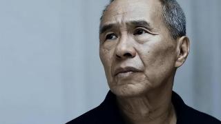 78岁侯孝贤近照，脸颊凹陷瘦了很多，步伐缓慢行动还算稳健