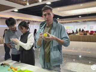 外媒记者体验稻香村月饼制作 点赞菏泽牡丹糕点