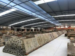 重庆一古石门因游客攀爬导致坍塌 馆方追责游客称非故意被砸伤