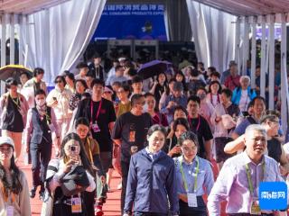 光影消博丨第五届消博会迎来社会公众开放日 观众陆续进场