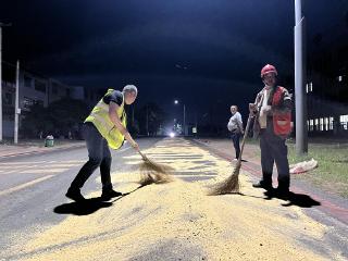 抚州市公路事业发展中心东乡分中心夜间鏖战4小时清除路面油污