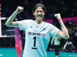 缺席多达9人，接应仅剩龚翔宇，中国女排集训闹笑话，赵勇不易
