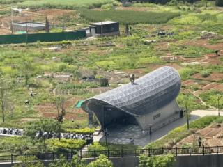 地铁口被吐槽像棺材？杭州地铁公司回应：是一个标志性出入口