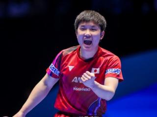 巴西一哥4-1逆转晋级四强，躺地庆祝，张本智和很懊恼，垂头丧气
