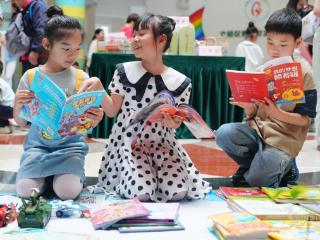 享受淘书之乐 “童趣杂货铺”开张啦！