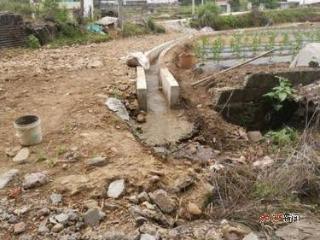 高标准农田水渠积水直排道路影响出行