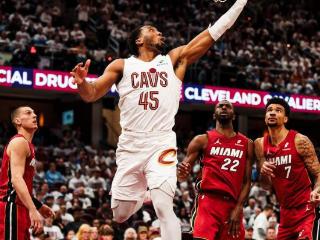 米切尔30+5+4+4抢断，骑士完胜热火！勇士旧将打疯了，希罗18中7