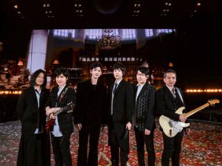 五月天《回到那一天》演唱会天津场 「FLY TO 25TH专机」隆重迎接白敬亭
