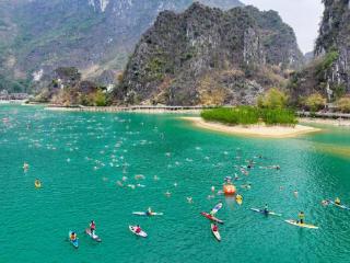 凌云：千人畅游浩坤湖 碧波共舞山水韵