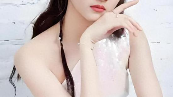 关晓彤现身录制央视五四晚会,妆容美出天际,有说有笑不理分手传闻