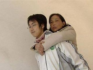 05年“背母上大学”的刘霆，10年后接受变性手术，后来怎样了？