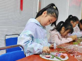 军一社区举办“巧手生花 制扇至美” 干花团扇DIY活动