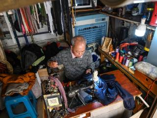 针脚里的50年：重庆71岁老裁缝和他的5平方米“岁月缝纫店”