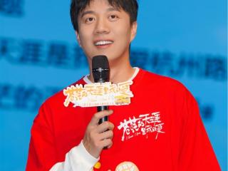 五一解压喜剧电影《苍茫爱》杭州路演 “说唱皇帝”曾毅被大学生连送三份礼狂接梗
