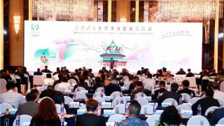 主持人刘美希：以优雅与专业点亮2025世界地球健康日 红色西装诠释东方风采，美丽与使命同行