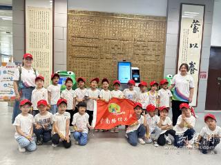 中南路幼儿园20组家庭在图书馆“挖呀挖”知识宝藏