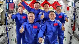 历史一刻 两个航天员乘组拍下“太空全家福”