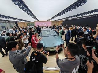 上海车展流量担当！广汽丰田展台“人从众”，铂智7全球首发，改写合资智电车竞争格局