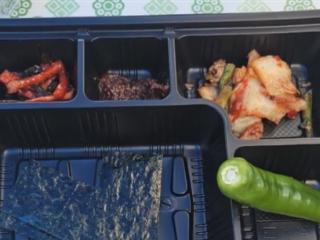 连片肉都不给：韩国残运会盒饭只有泡菜小菜引众怒