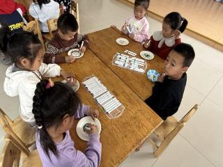 激发创意 从盘子开始——东营市利津县利津街道中心幼儿园大二班开展“盘子装饰画”创意美术活动