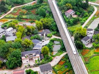 早安重庆 | 一轨飞驰万象新【4月27日】