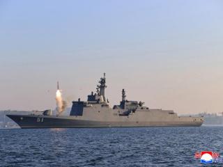 朝鲜新型驱逐舰“崔贤”号进行多项武器试验 金正恩观摩试射
