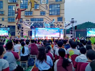 舞台上的思政课 重庆万盛溱州中学五周年艺术节“燃”爆全场