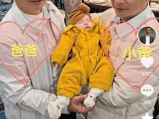 51岁李大双为儿子办百日宴！李小双携美女现身，当众搂腰关系亲密