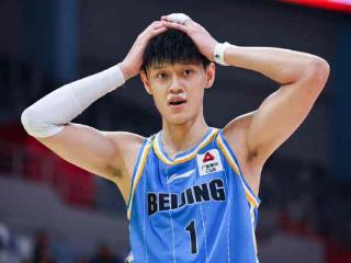 媒体人：山西啦啦队负责人在曾凡博倒地后大喊别装X，快起来换人