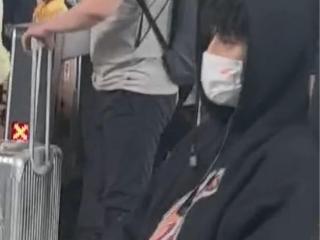 首钢抵达北京！球迷迎接，全员回归，曾凡博坐轮椅直接赶赴医院！