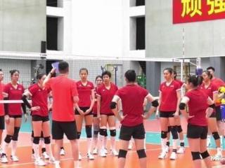 女排配合不默契：主帅要求打快但二传经验不足！二传教练也不靠谱