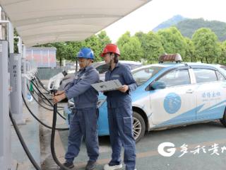 南方电网晴隆供电局：巡检电动车充电桩 护航游客绿色出行